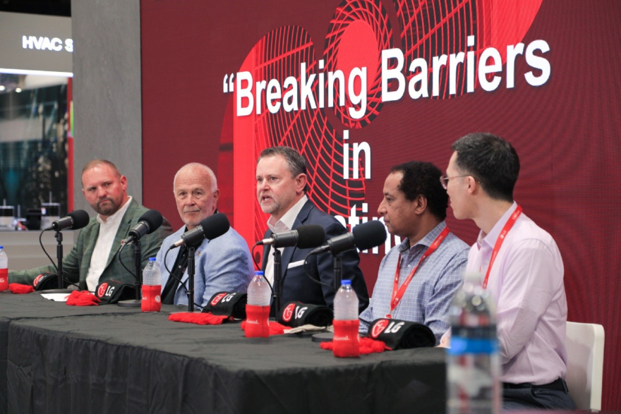 (가운데부터 오른쪽으로) LG전자 미국법인 스티브 스카브로 상업용에어컨담당, 알래스카 앵커리지 대학 게투 교수, 알래스카 페어뱅크스 대학 김선우 교수